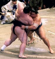 Takanohana maintains lead in New Year sumo